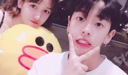 两个男网红吃瓜图片头像,揭秘两位男网红的吃瓜瞬间！”